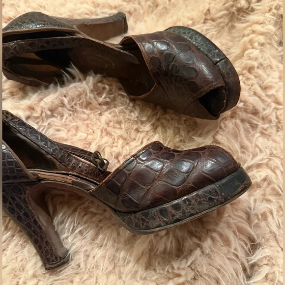 VTG 1940s or 50s Alligator Pumps Brown Leather Women